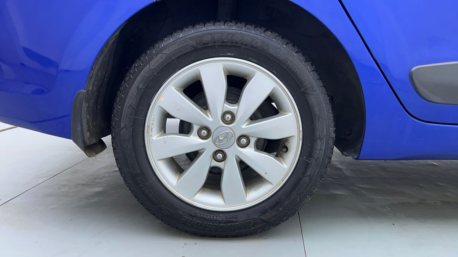 Used 2015 Hyundai Xcent S 1.2 (O) Petrol Manual tyres RIGHT REAR TYRE RIM VIEW