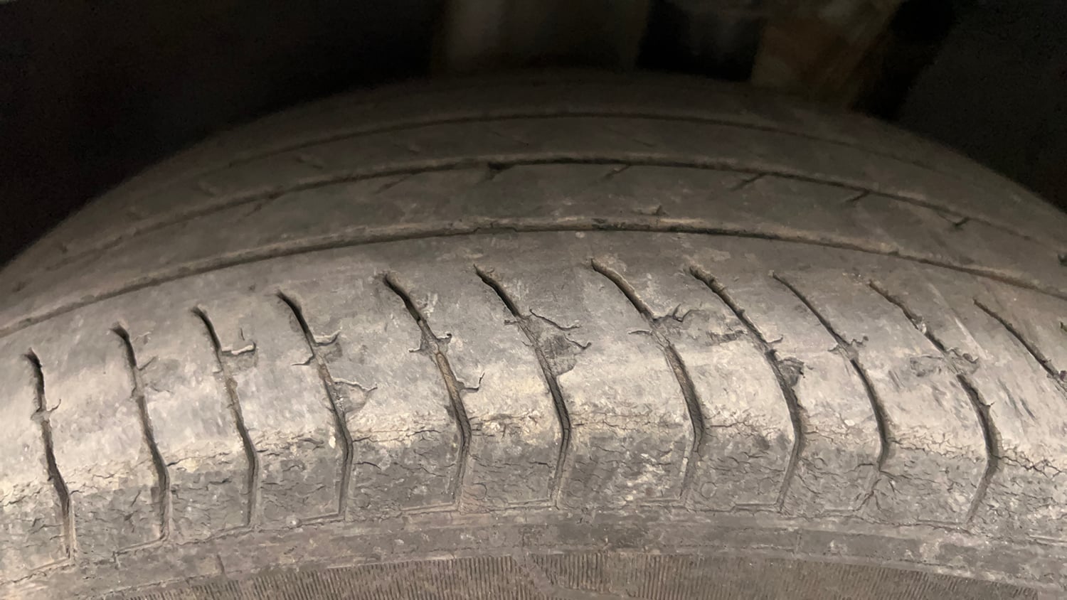 Used 2024 Volkswagen Taigun Topline 1.0 TSI AT Petrol Automatic tyres LEFT FRONT TYRE TREAD VIEW