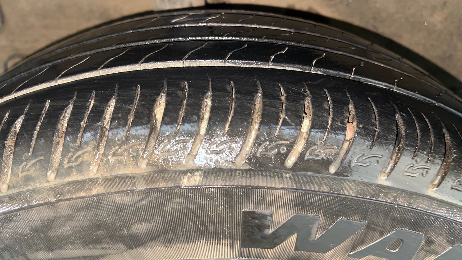 Used 2021 Kia Sonet GTX Plus 1.0 DCT Petrol Automatic tyres RIGHT REAR TYRE TREAD VIEW