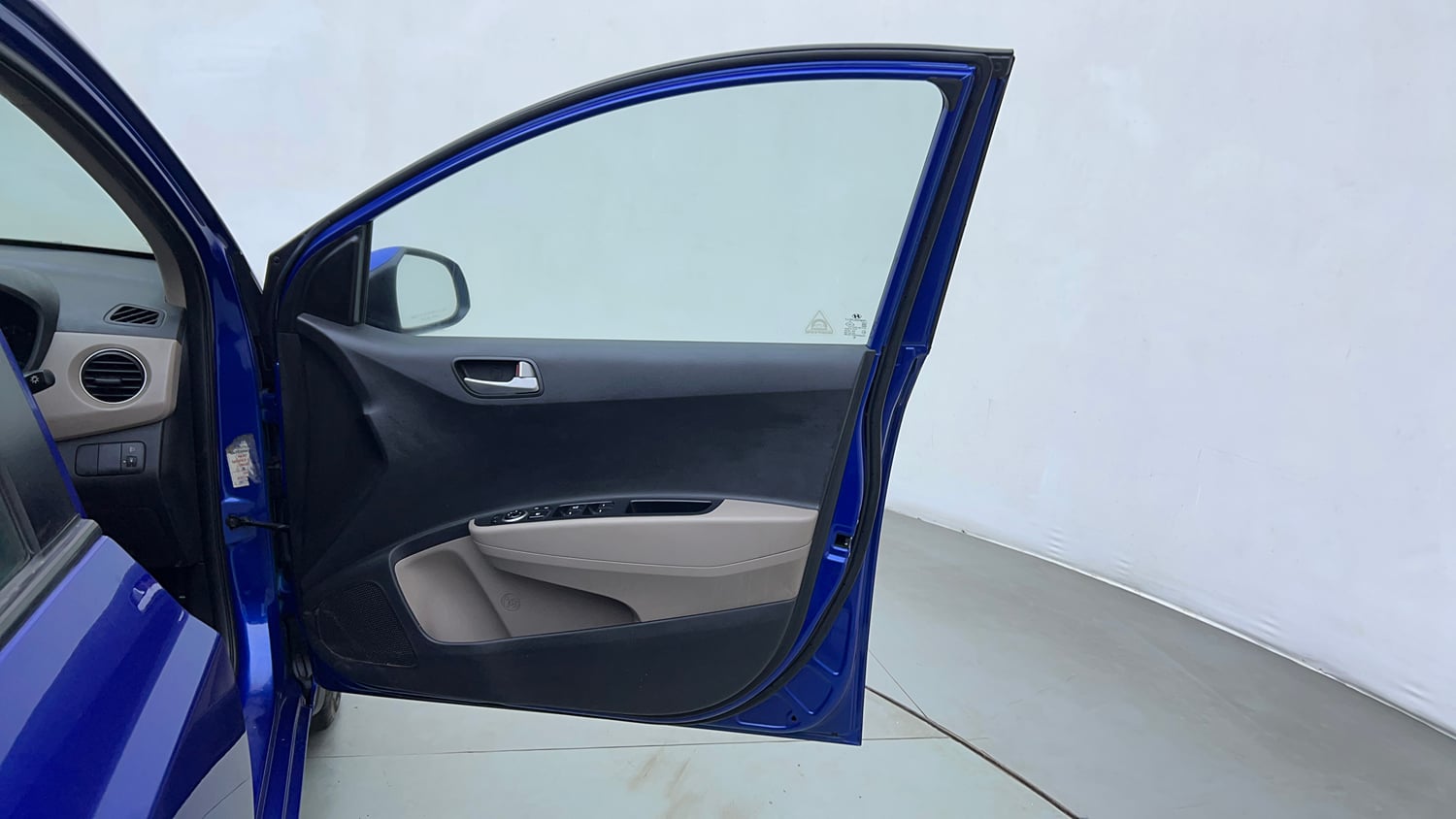Used 2015 Hyundai Xcent S 1.2 (O) Petrol Manual interior RIGHT FRONT DOOR OPEN VIEW