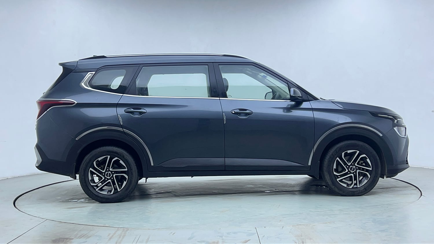 Used 2022 Kia Carens Prestige Plus 1.4 Petrol MT 7 STR Petrol Manual exterior RIGHT SIDE VIEW