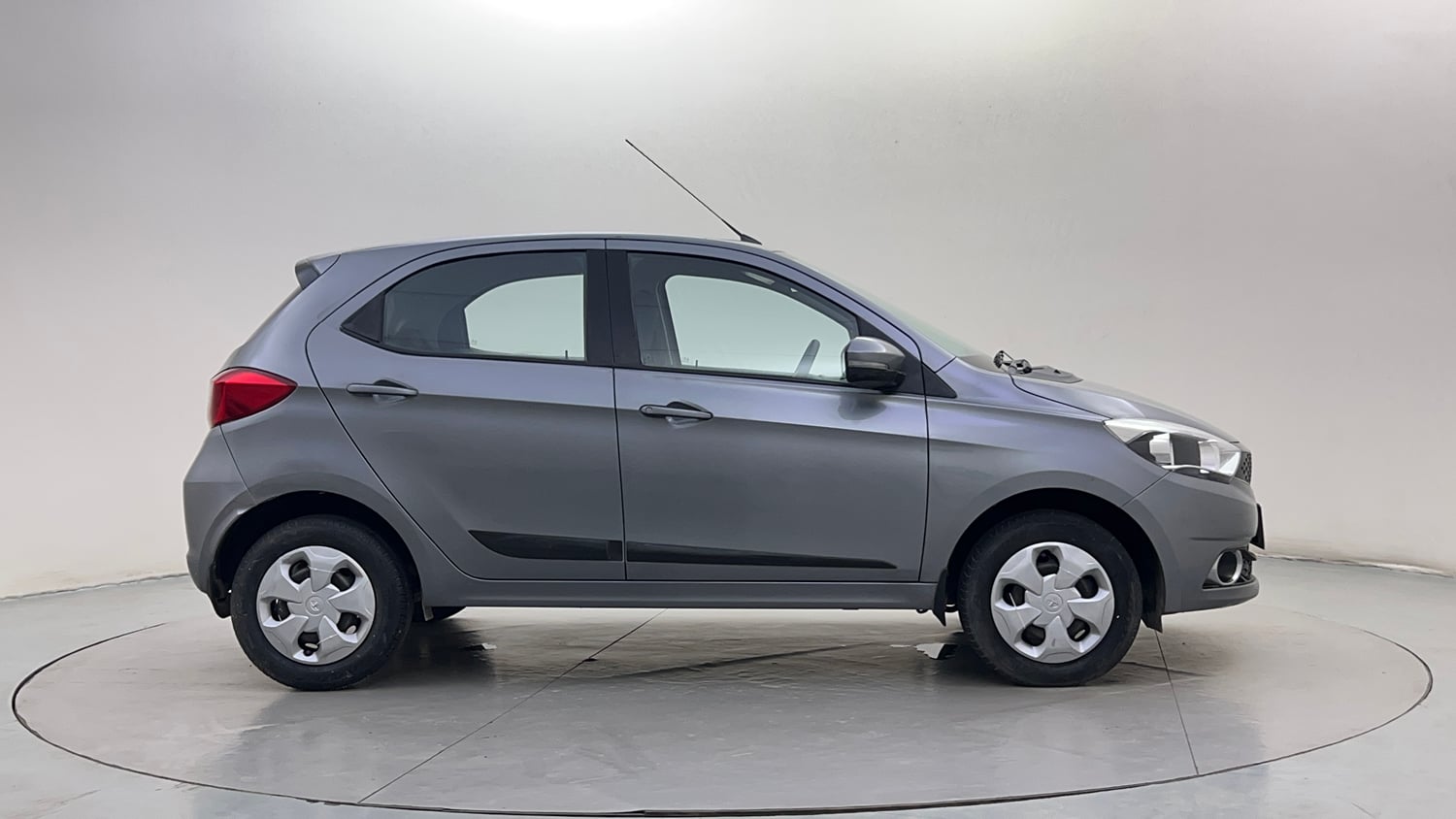 Used 2018 Tata Tiago Revotron XZ w/o Alloy Petrol Manual exterior RIGHT SIDE VIEW