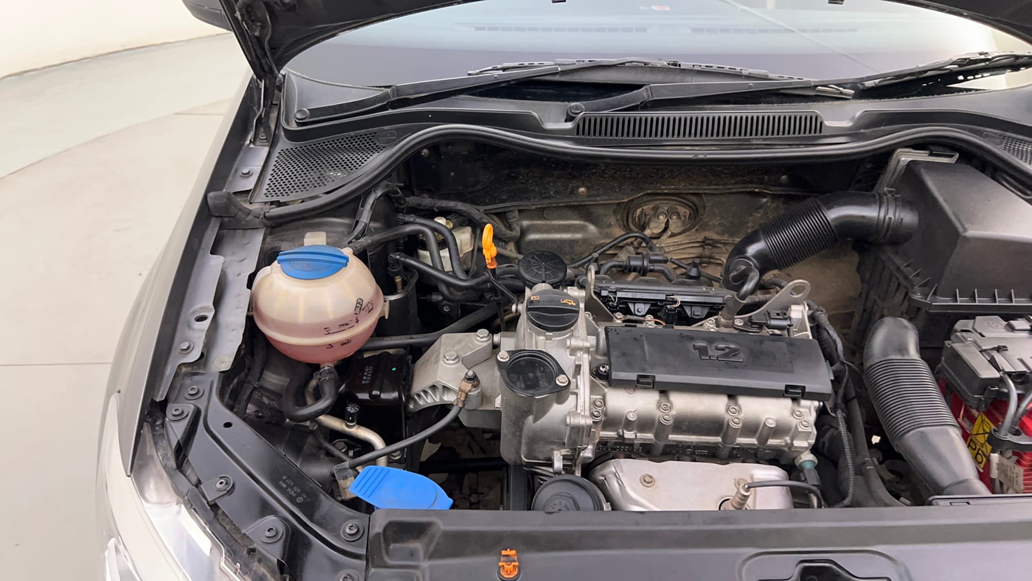 Used 2013 Volkswagen Polo Comfortline 1.2L (P) Petrol Manual engine ENGINE RIGHT SIDE HINGE & APRON VIEW