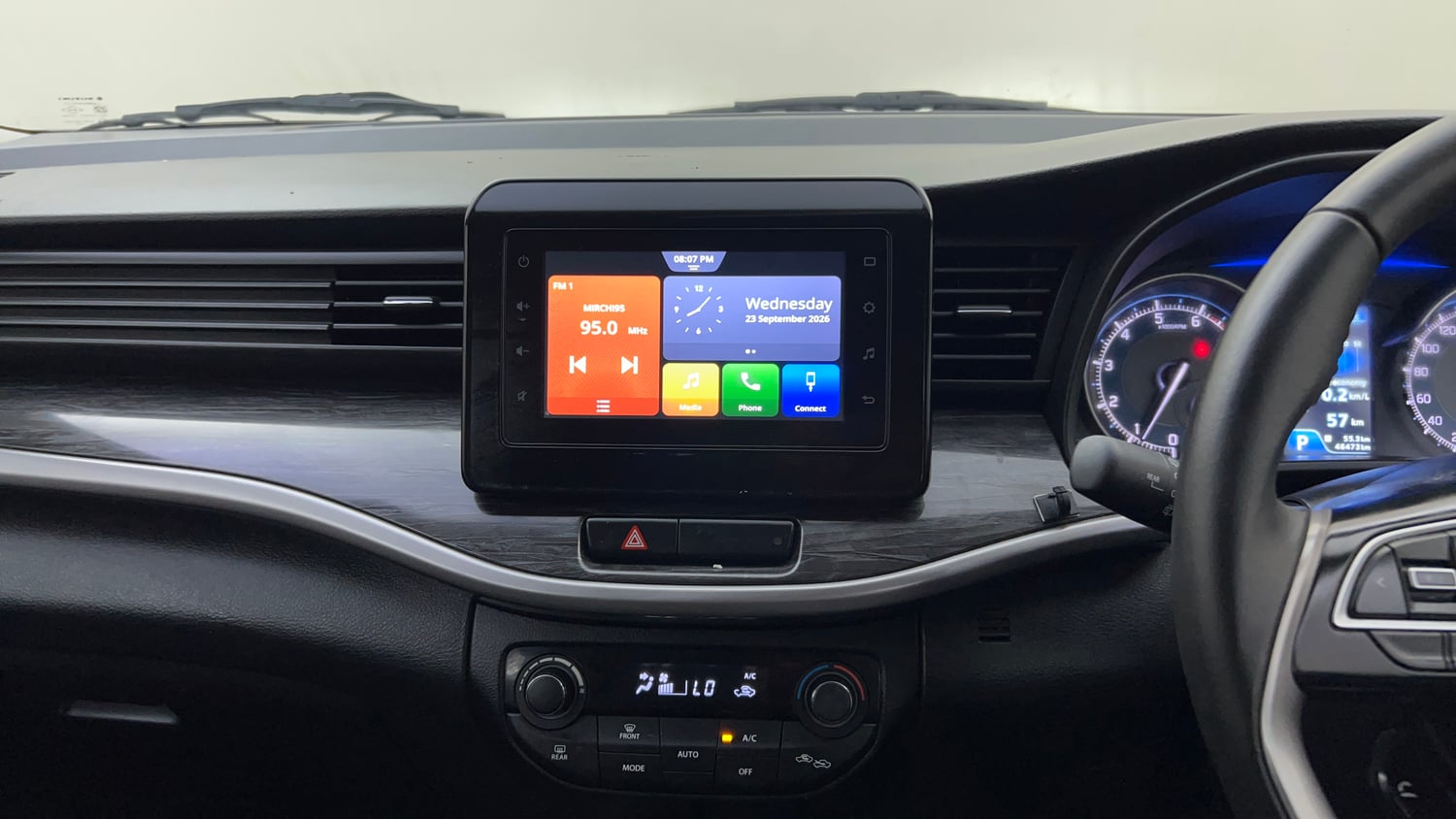 Used 2020 Maruti Suzuki XL6 Alpha AT Petrol Petrol Automatic top_features Integrated (in-dash) music system