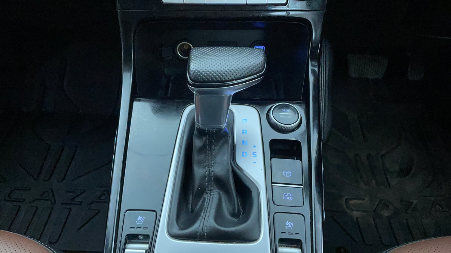 Used 2023 Hyundai Alcazar Signature (O) 6 STR 1.5 Petrol DCT Petrol Automatic interior GEAR  KNOB VIEW