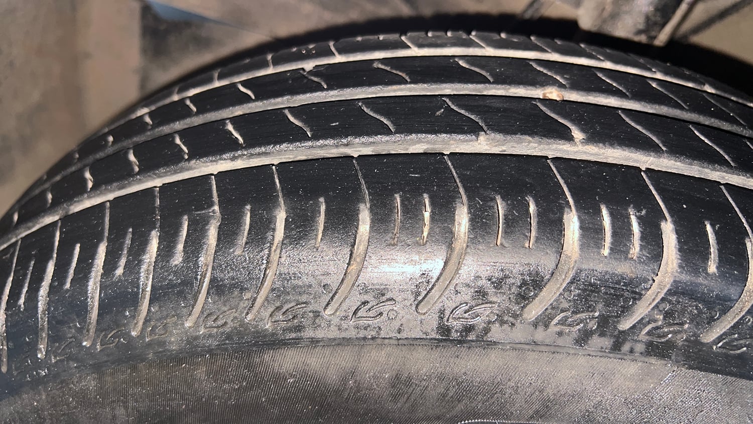 Used 2024 Maruti Suzuki Swift VXi (O) AMT Petrol Automatic tyres LEFT FRONT TYRE TREAD VIEW