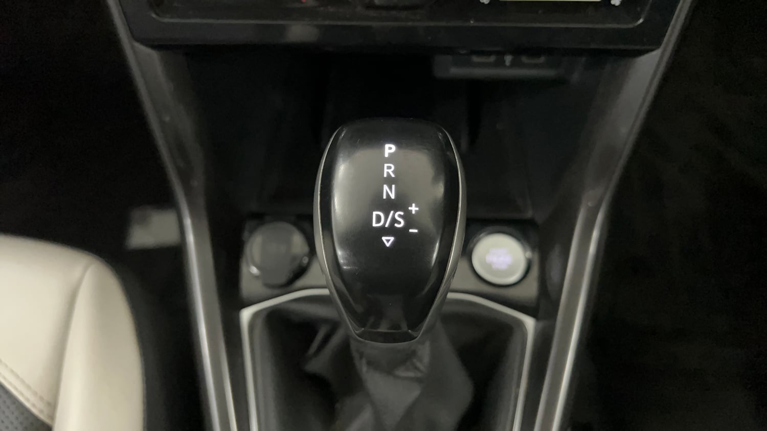 Used 2024 Volkswagen Taigun Topline 1.0 TSI AT Petrol Automatic interior GEAR  KNOB VIEW