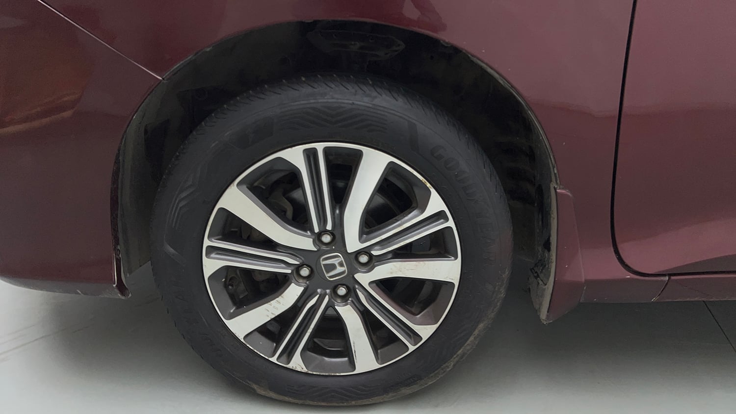 Used 2018 Honda City V CVT Petrol Petrol Automatic tyres LEFT FRONT TYRE RIM VIEW