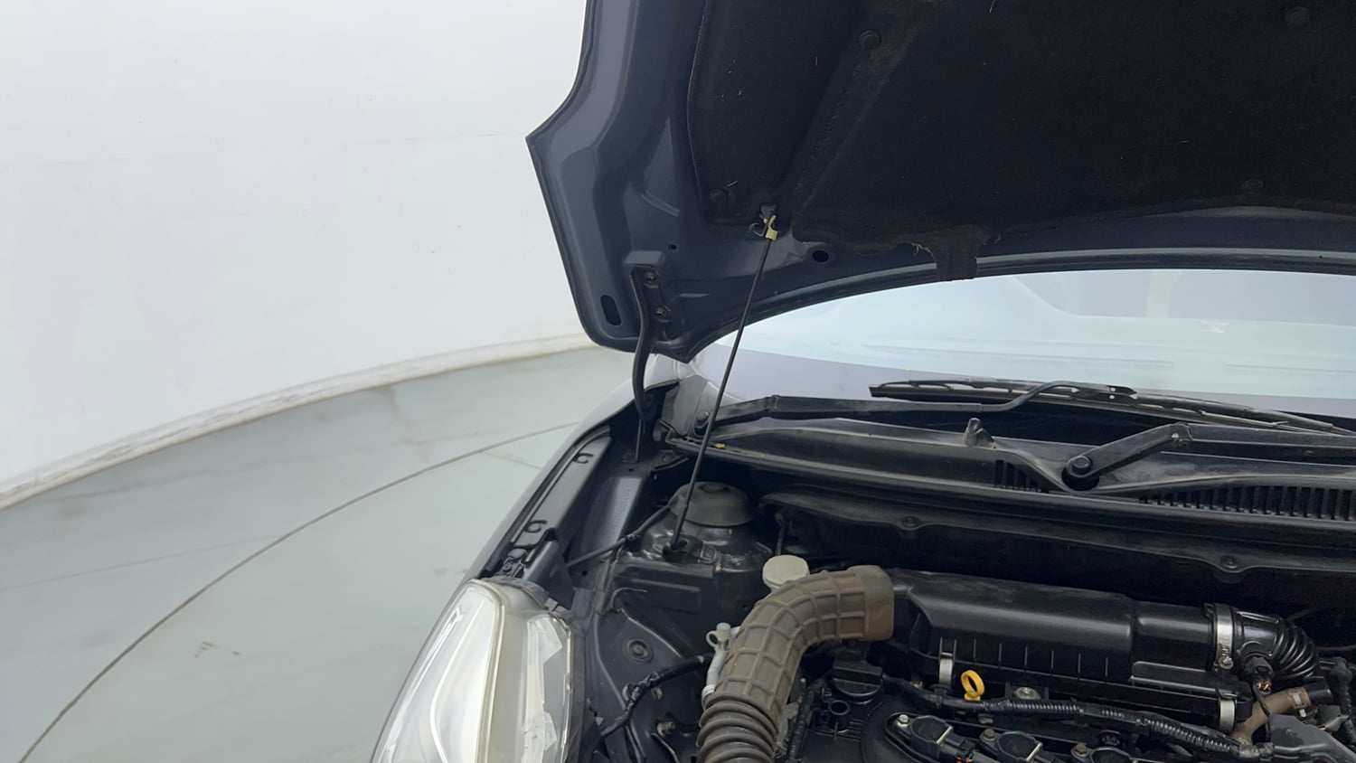 Used 2016 Maruti Suzuki Baleno Delta 1.2 Petrol Manual engine ENGINE RIGHT SIDE HINGE & APRON VIEW