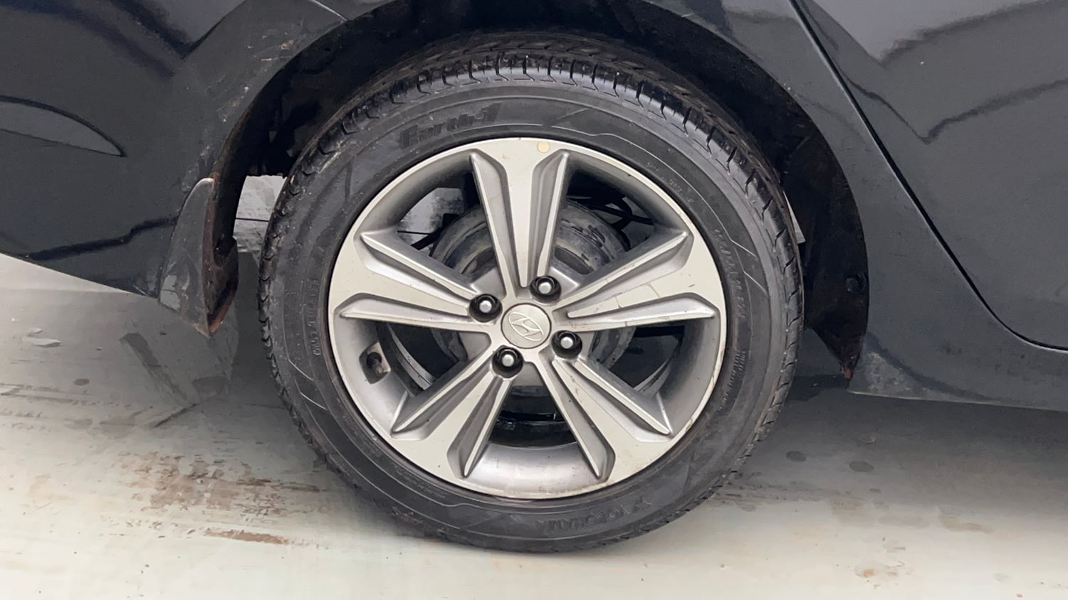 Used 2019 Hyundai Verna SX 1.6 VTVT Petrol Manual tyres RIGHT REAR TYRE RIM VIEW