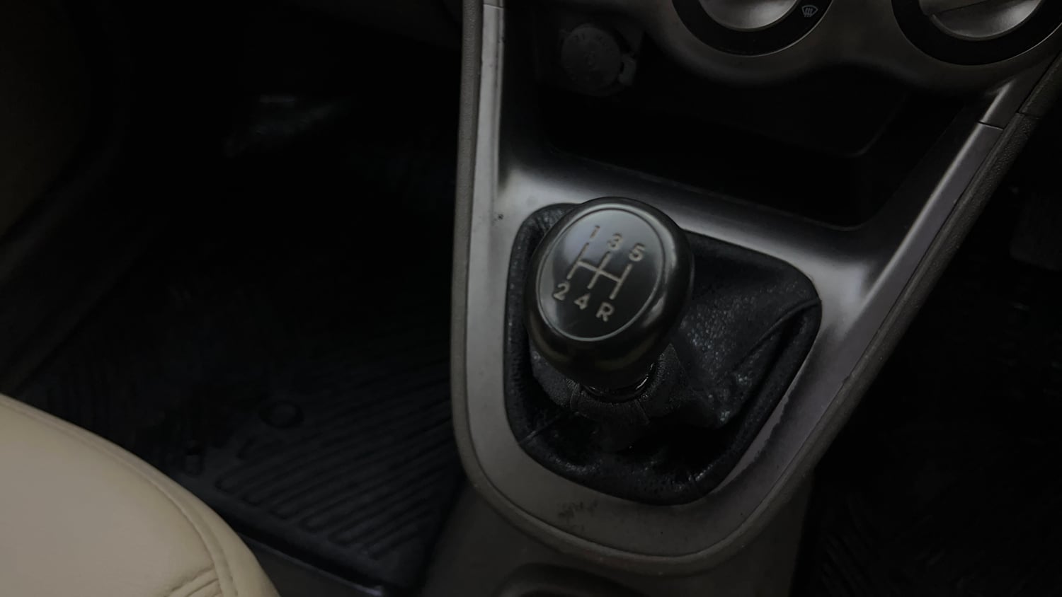 Used 2015 Hyundai i10 Magna 1.1 iRDE2 Petrol Manual interior GEAR  KNOB VIEW