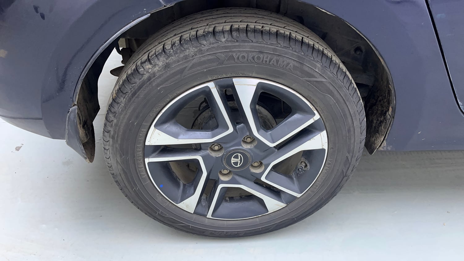 Used 2019 Tata Tigor Revotron XZA Petrol Automatic tyres RIGHT REAR TYRE RIM VIEW