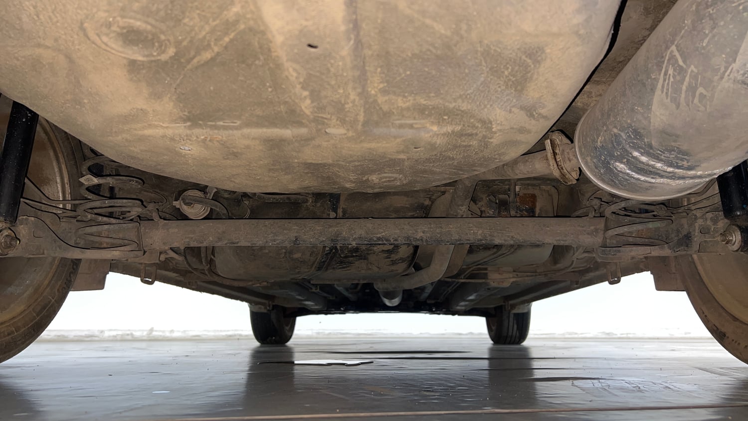 Used 2017 Maruti Suzuki Ciaz Alpha 1.4 MT Petrol Manual extra REAR UNDERBODY VIEW (TAKEN FROM REAR)