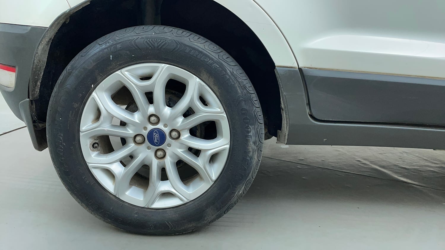 Used 2017 Ford EcoSport Titanium 1.5L TDCi Diesel Manual tyres RIGHT REAR TYRE RIM VIEW