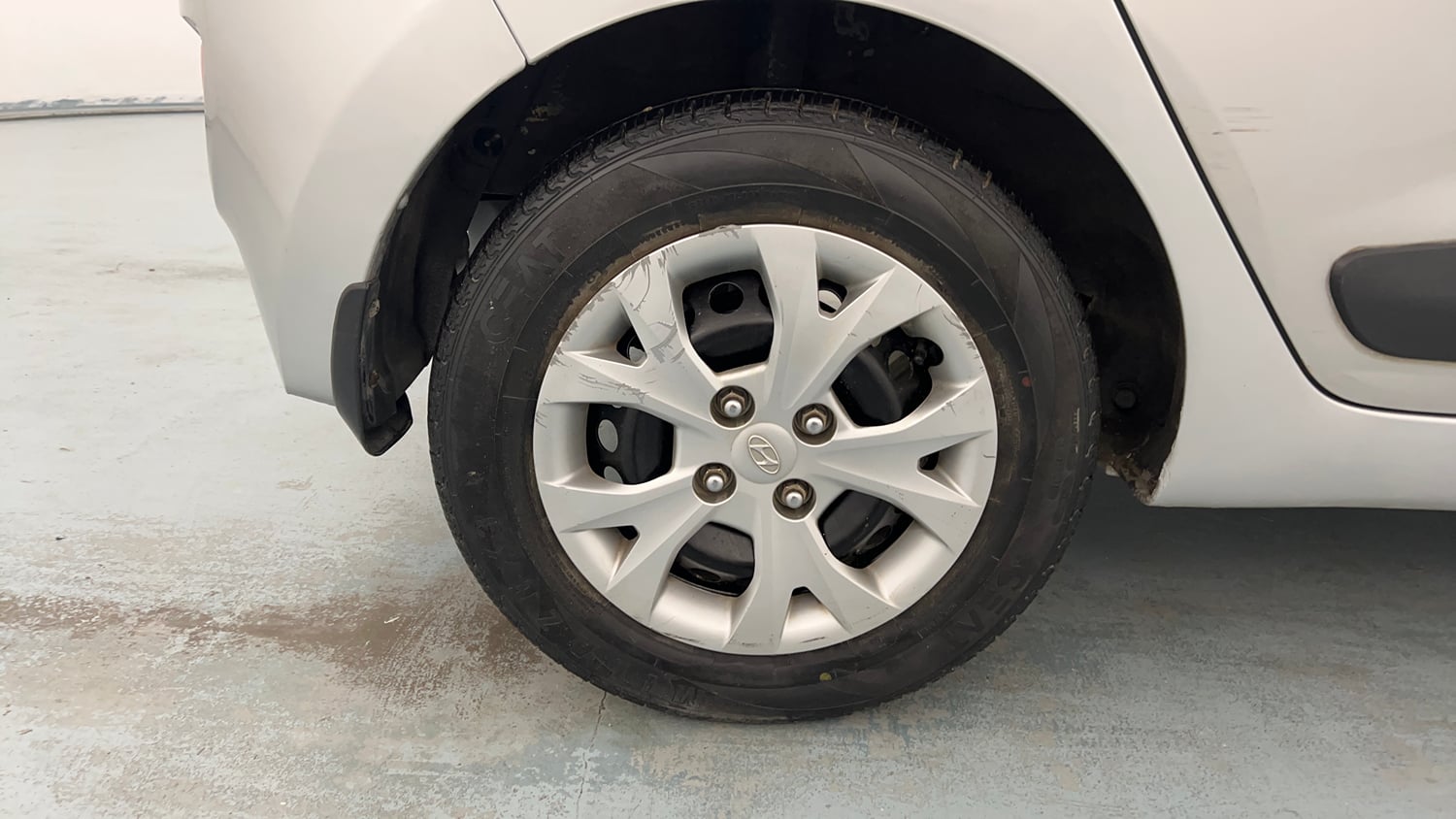 Used 2016 Hyundai Grand i10 Sportz 1.2 Kappa VTVT Petrol Manual tyres RIGHT REAR TYRE RIM VIEW