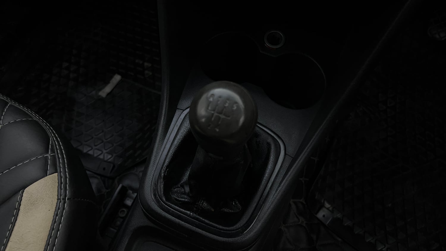 Used 2013 Volkswagen Polo Comfortline 1.2L (P) Petrol Manual interior GEAR  KNOB VIEW