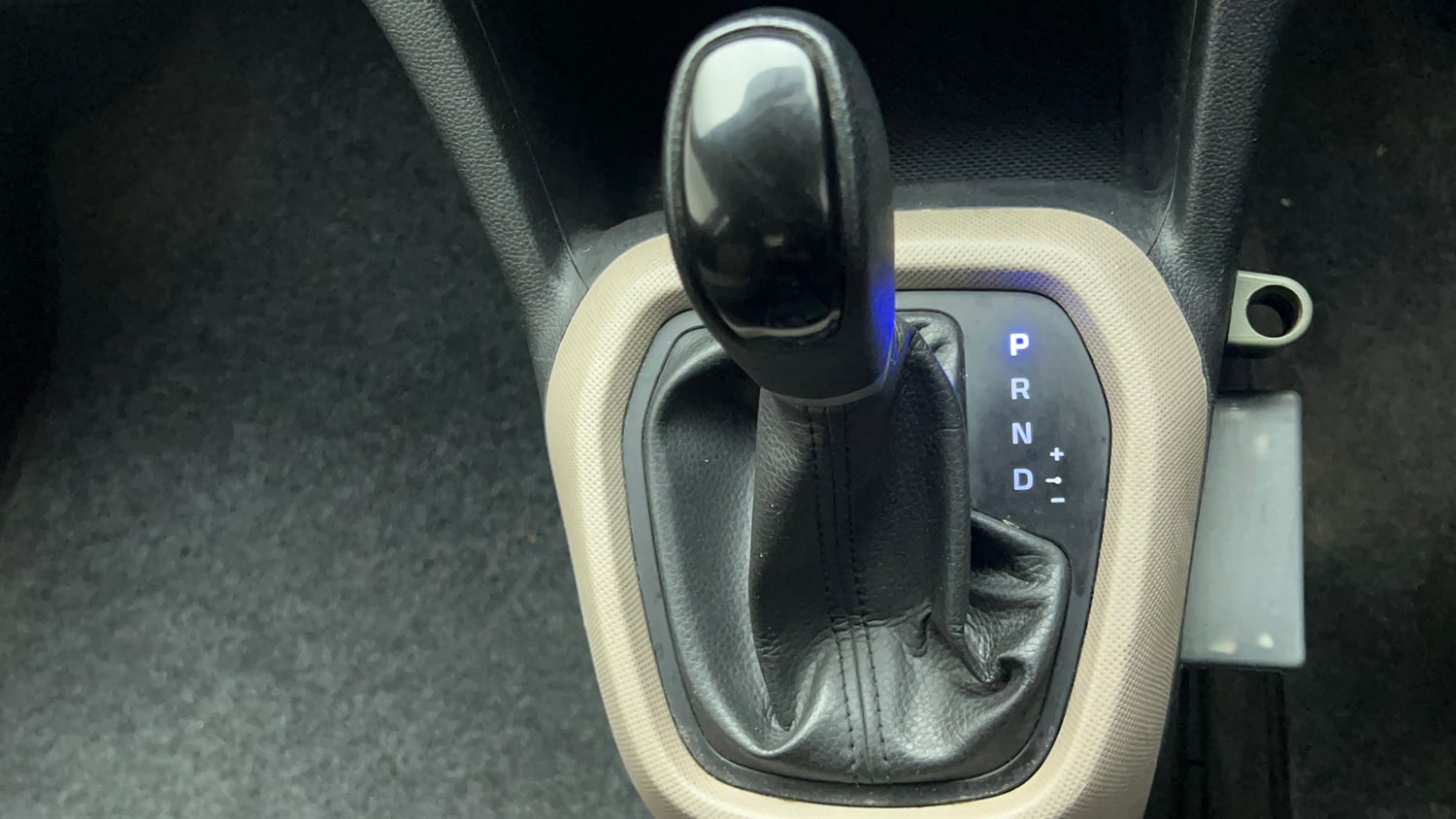 Used 2017 Hyundai Grand i10 Sportz (O) AT 1.2 Kappa VTVT Petrol Automatic interior GEAR  KNOB VIEW