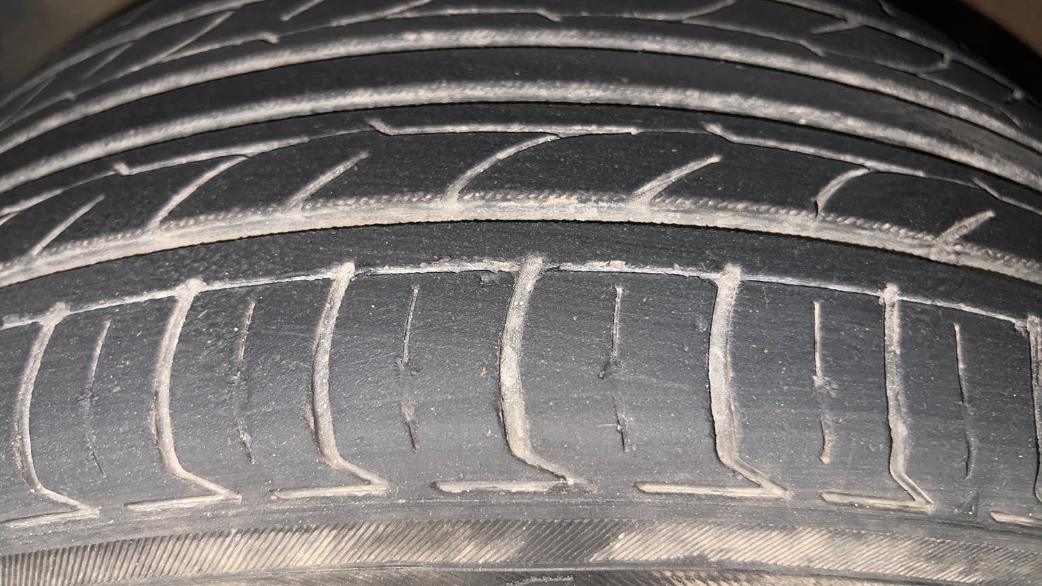 Used 2013 Volkswagen Polo Comfortline 1.2L (P) Petrol Manual tyres LEFT FRONT TYRE TREAD VIEW