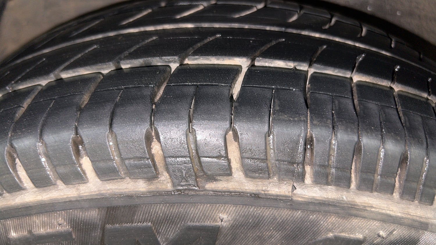 Used 2013 Hyundai i20 Magna (O) 1.2 Petrol Manual tyres RIGHT REAR TYRE TREAD VIEW