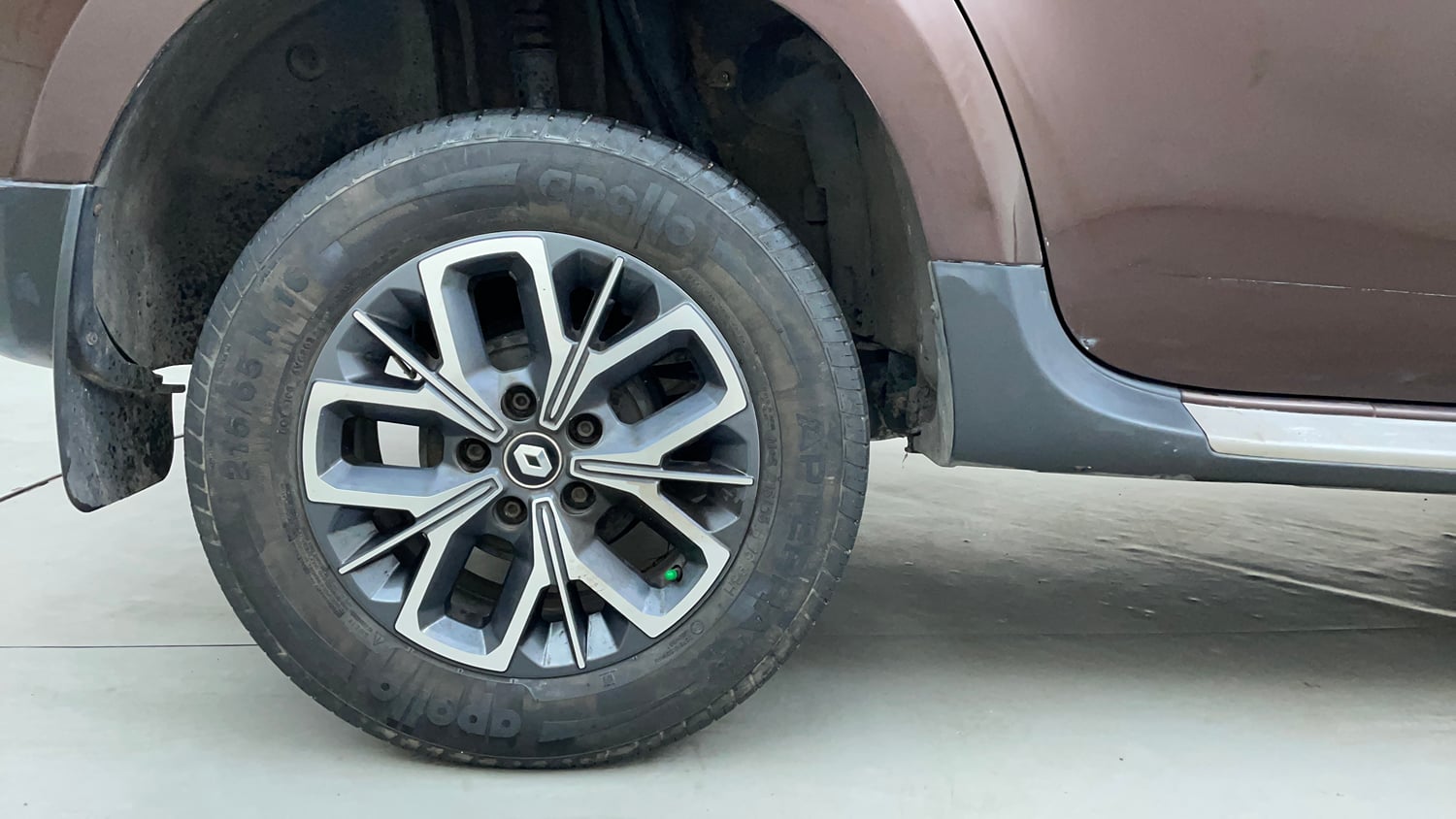 Used 2021 Renault Duster RXZ 1.5 Petrol MT Petrol Manual tyres RIGHT REAR TYRE RIM VIEW