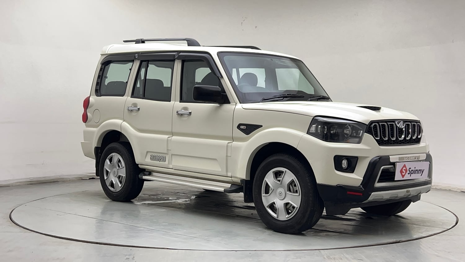 Used 2022 Mahindra Scorpio S5 Diesel Manual exterior RIGHT FRONT CORNER VIEW