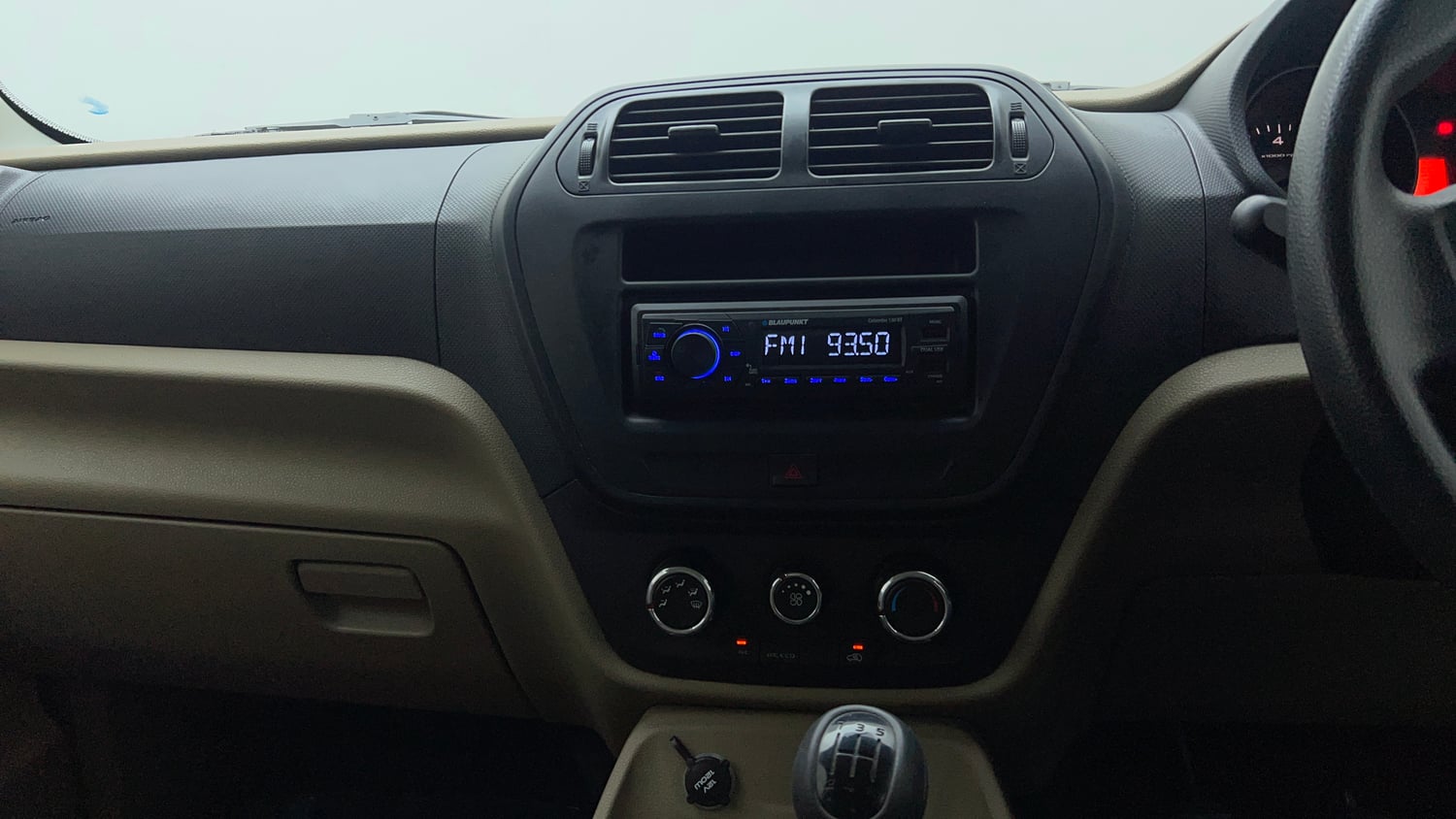 Used 2019 Mahindra TUV300 T4 Plus Diesel Manual interior MUSIC SYSTEM & AC CONTROL VIEW