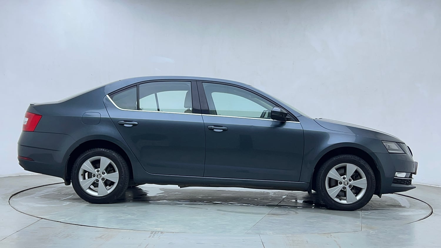 Used 2018 Skoda Octavia 1.8 TSI Style AT Petrol Automatic exterior RIGHT SIDE VIEW