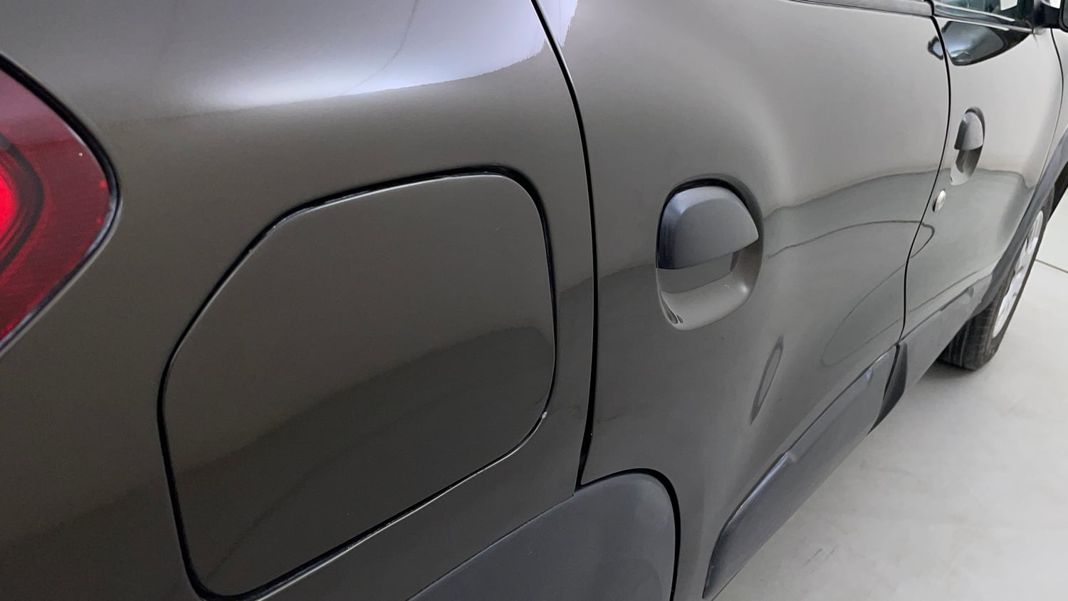 Used 2016 Renault Kwid 1.0 RXT Petrol Manual dents MINOR SCRATCH