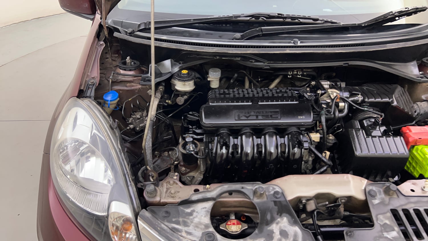 Used 2014 Honda Mobilio S Petrol Petrol Manual engine ENGINE RIGHT SIDE HINGE & APRON VIEW