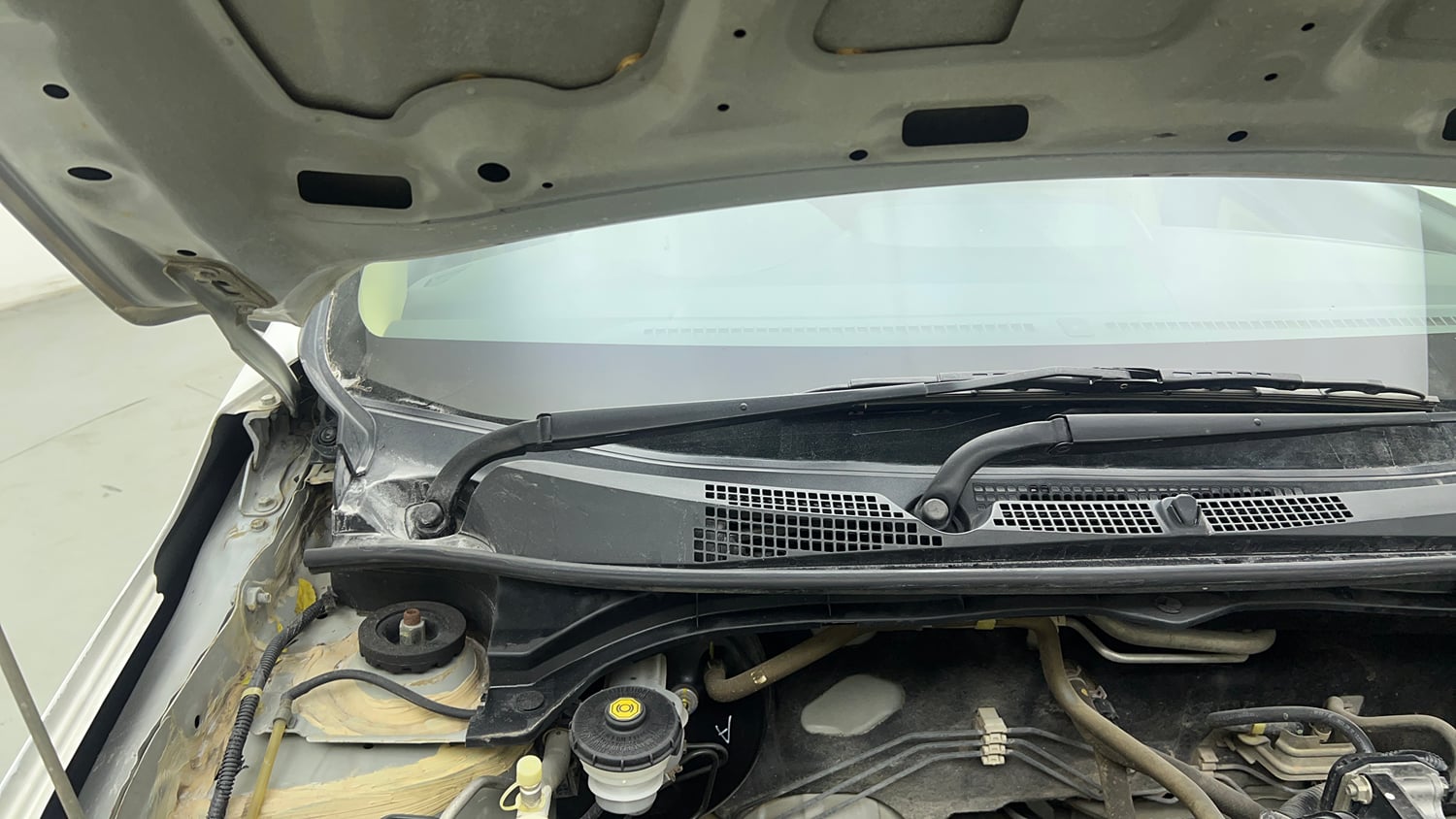 Used 2019 Honda Amaze 1.2 VX CVT Petrol Petrol Automatic engine ENGINE RIGHT SIDE HINGE & APRON VIEW