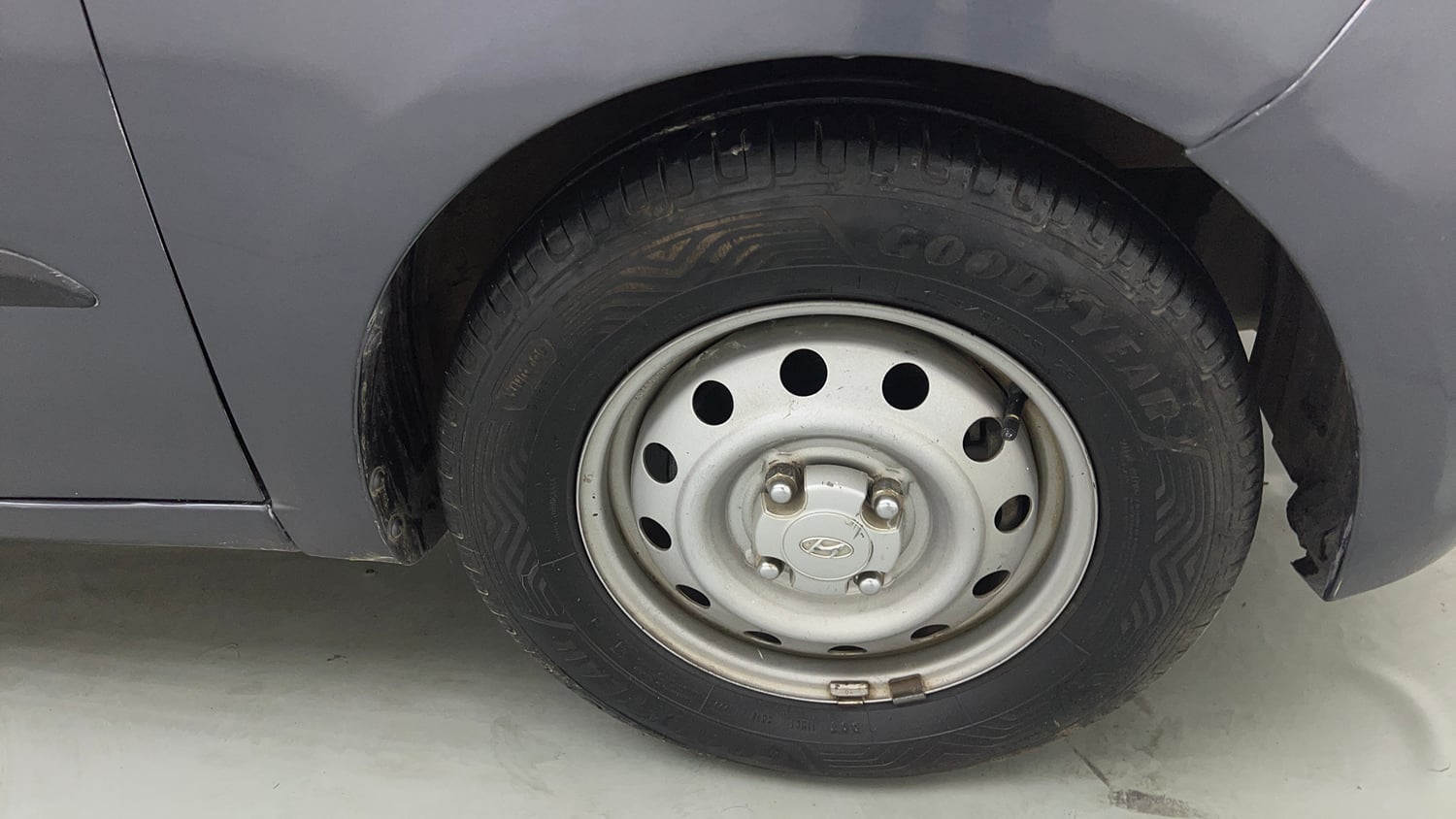 Used 2015 Hyundai i10 Magna 1.1 CNG (Outside Fitted) Cng Manual tyres RIGHT FRONT TYRE RIM VIEW