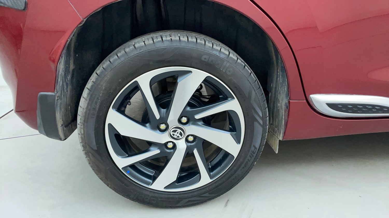 Used 2025 Toyota Glanza V AMT Petrol Automatic tyres RIGHT REAR TYRE RIM VIEW