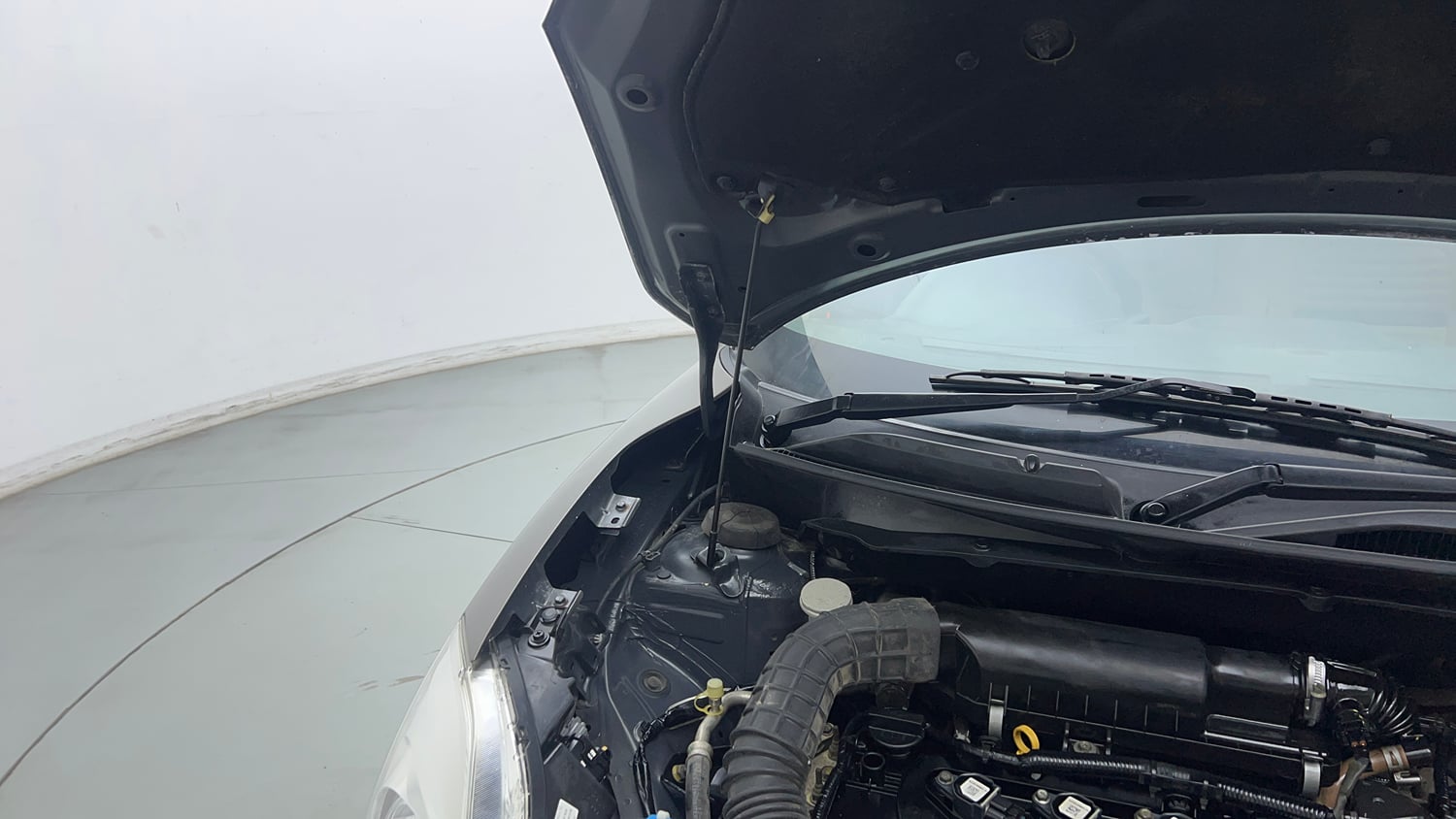 Used 2019 Maruti Suzuki Dzire VXi Petrol Manual engine ENGINE RIGHT SIDE HINGE & APRON VIEW