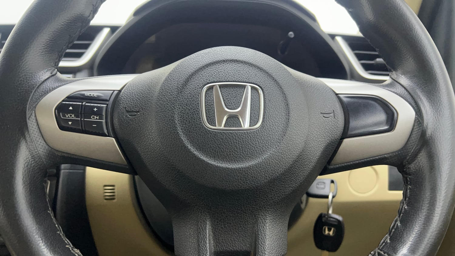Used 2017 Honda Amaze 1.2 S i-VTEC Petrol Manual top_features Steering mounted controls