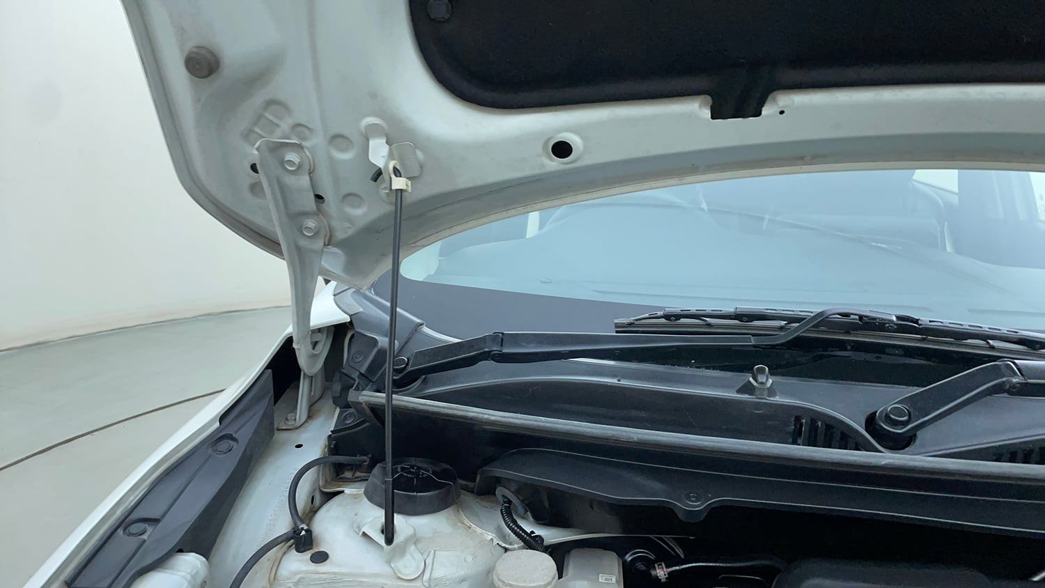 Used 2022 Maruti Suzuki Baleno Zeta MT Petrol Manual engine ENGINE RIGHT SIDE HINGE & APRON VIEW