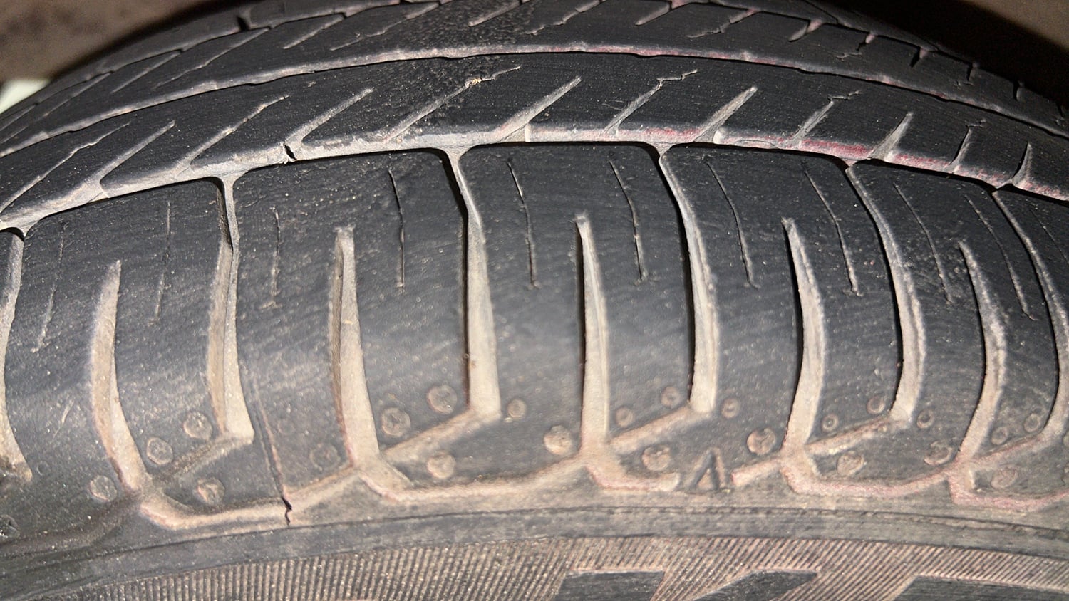 Used 2015 Hyundai i10 Magna 1.1 iRDE2 Petrol Manual tyres LEFT FRONT TYRE TREAD VIEW