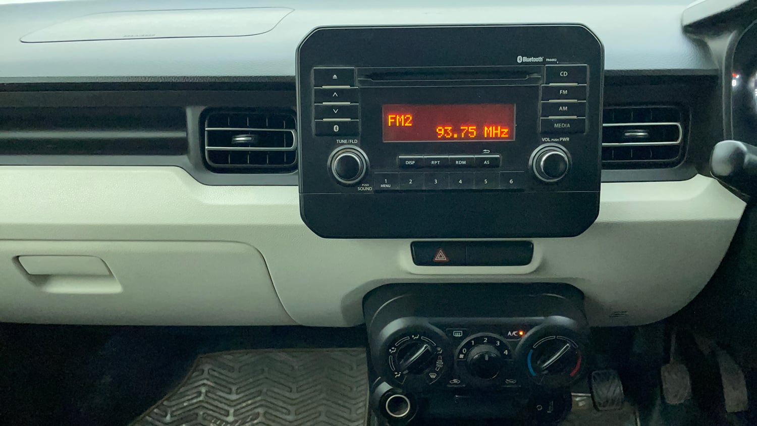 Used 2017 Maruti Suzuki Ignis Zeta 1.2 MT Petrol Manual interior MUSIC SYSTEM & AC CONTROL VIEW