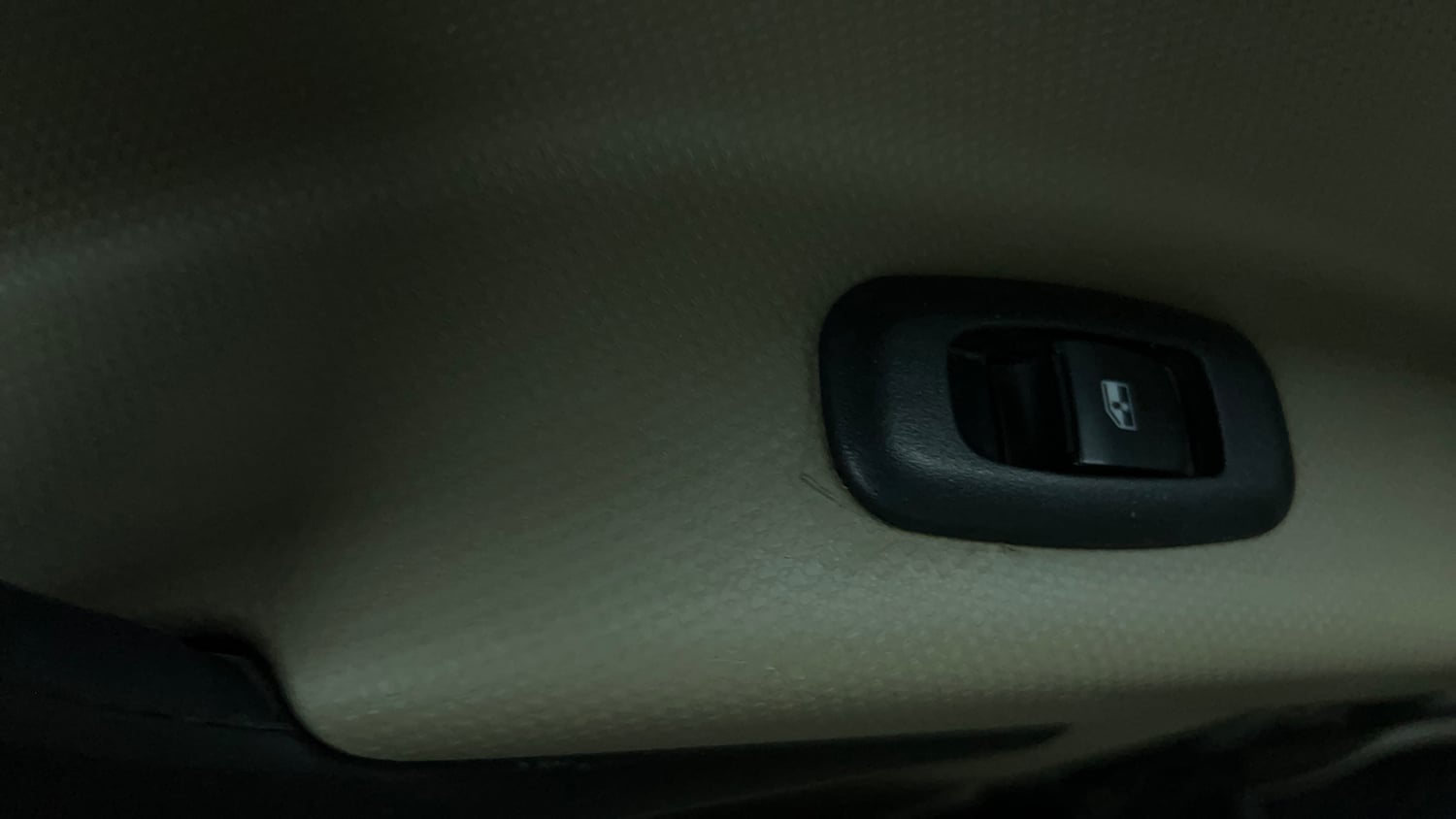 Used 2019 Mahindra TUV300 T4 Plus Diesel Manual top_features Rear power window