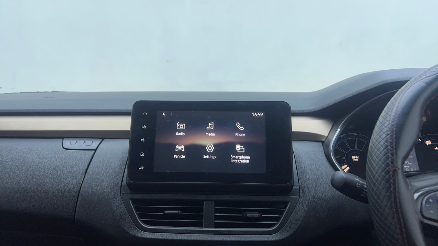 Used 2021 Renault Kiger RXT (O) MT Dual Tone Petrol Manual top_features Touch screen infotainment system