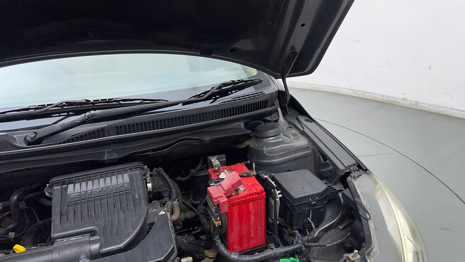 Used 2017 Maruti Suzuki Ciaz Zeta 1.4 MT Petrol Manual engine ENGINE LEFT SIDE HINGE & APRON VIEW