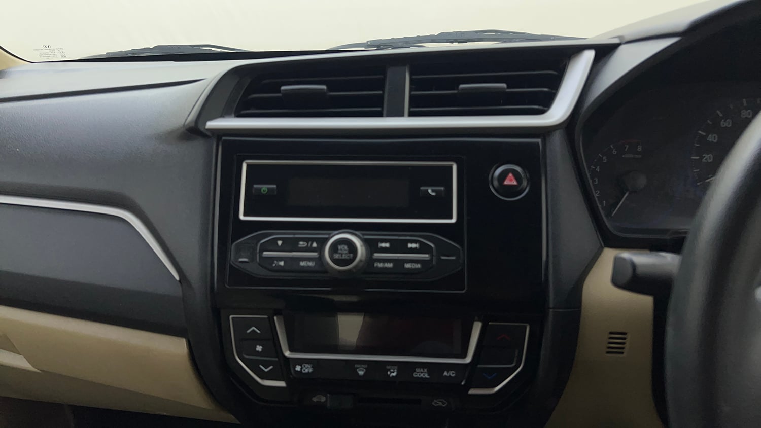 Used 2016 Honda Amaze 1.2 S i-VTEC Petrol Manual top_features Integrated (in-dash) music system