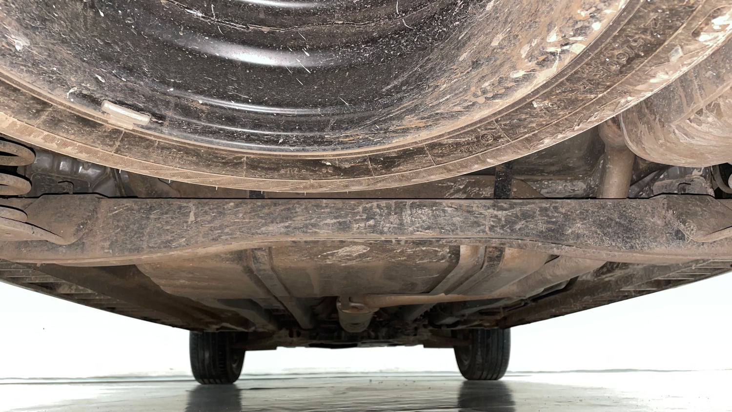 Used 2023 Hyundai Alcazar Signature (O) 6 STR 1.5 Petrol DCT Petrol Automatic extra REAR UNDERBODY VIEW (TAKEN FROM REAR)