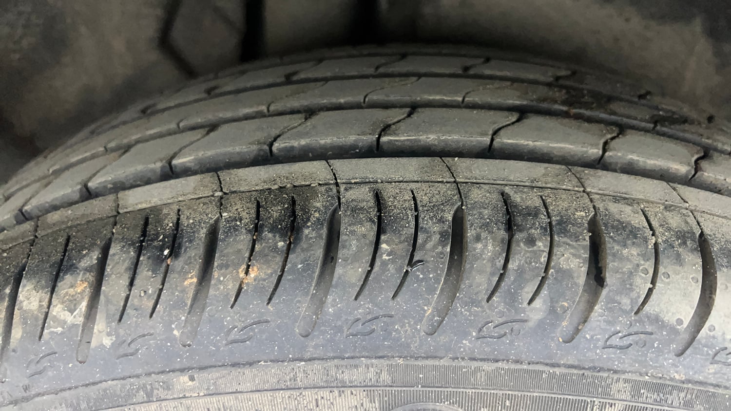Used 2024 Mahindra XUV700 AX 7 Petrol AT Luxury Pack 7 STR Petrol Automatic tyres RIGHT REAR TYRE TREAD VIEW