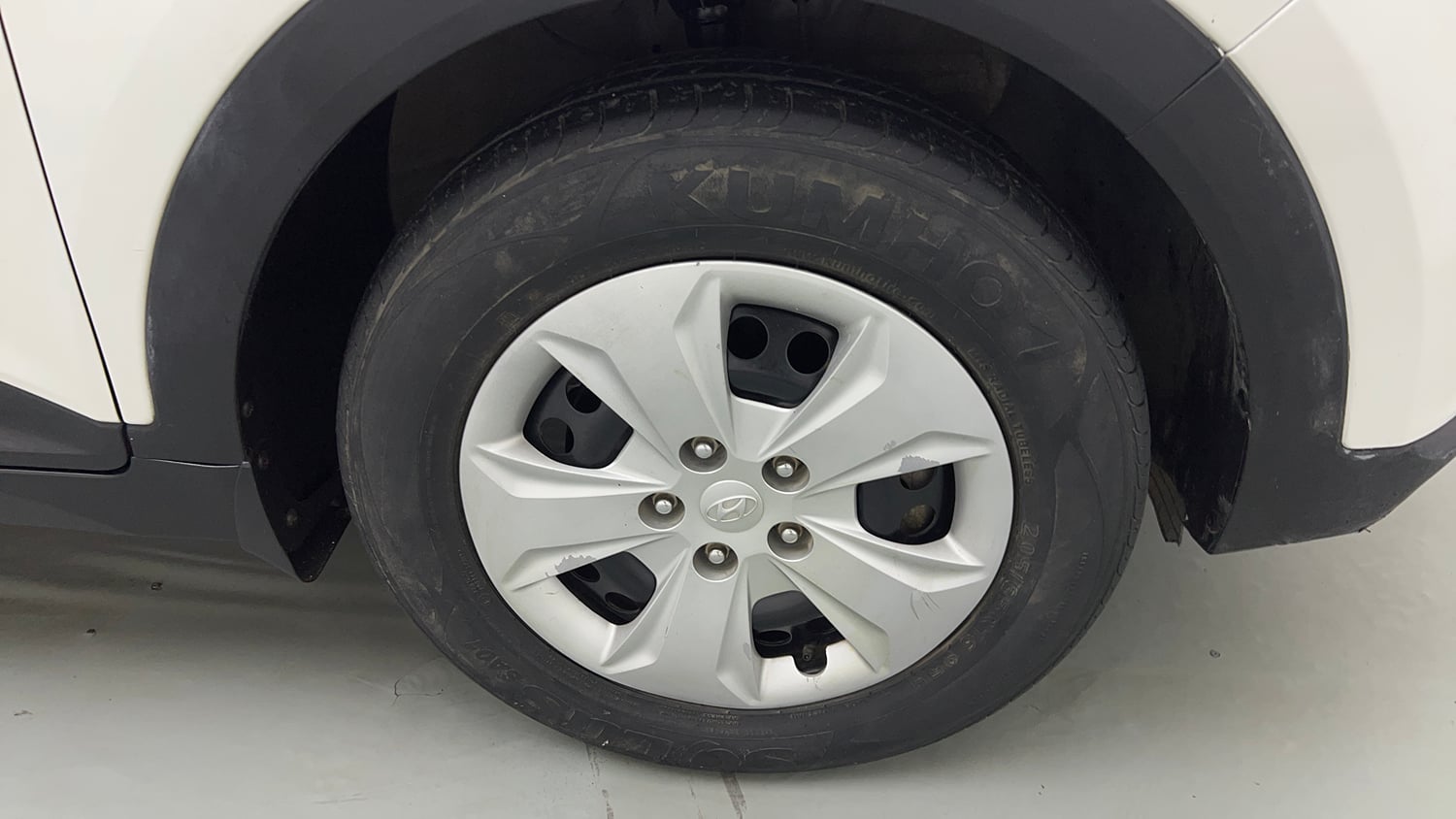 Used 2018 Hyundai Creta E Plus 1.6 Petrol Petrol Manual tyres RIGHT FRONT TYRE RIM VIEW