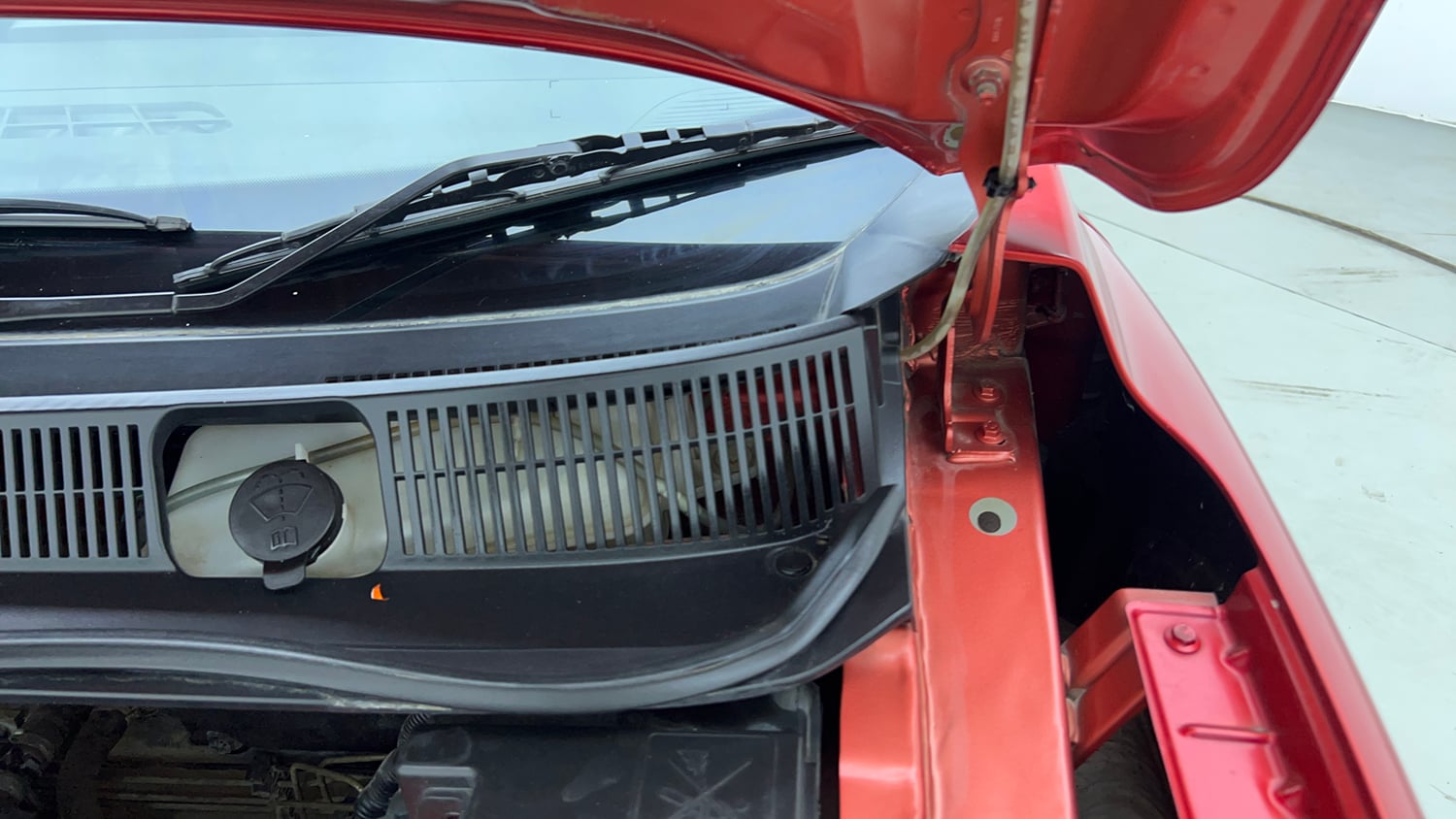 Used 2021 Renault Kiger RXT (O) MT Dual Tone Petrol Manual engine ENGINE LEFT SIDE HINGE & APRON VIEW
