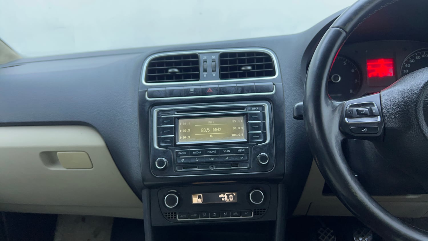 Used 2013 Volkswagen Polo Highline1.2L (P) Petrol Manual top_features Integrated (in-dash) music system