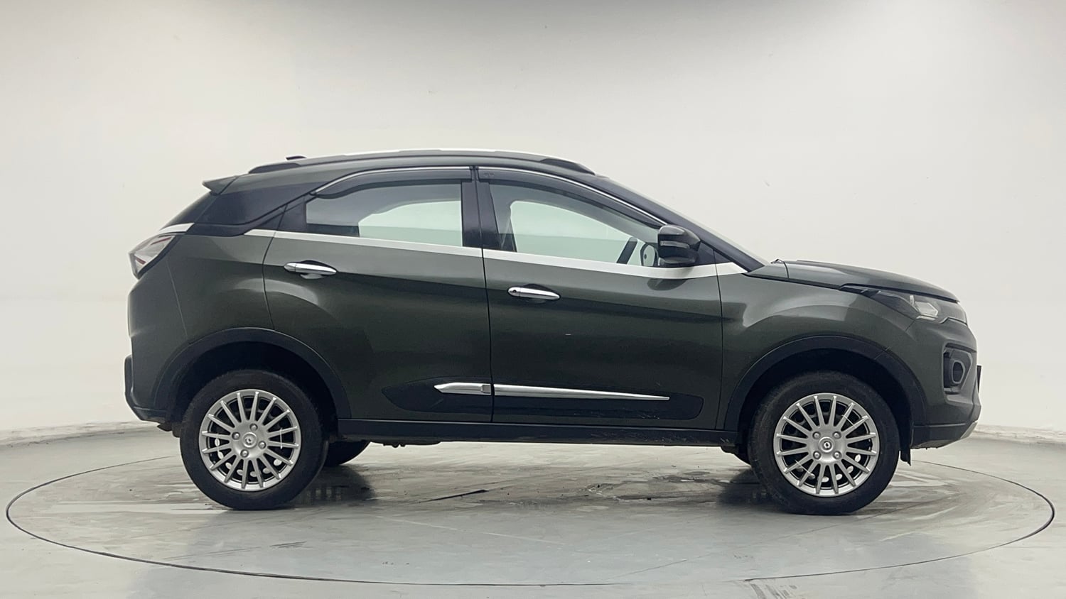 Used 2020 Tata Nexon XZ Petrol Manual exterior RIGHT SIDE VIEW