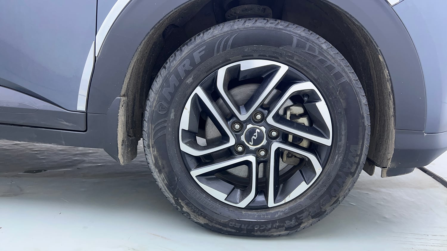 Used 2022 Kia Carens Prestige Plus 1.4 Petrol MT 7 STR Petrol Manual tyres RIGHT FRONT TYRE RIM VIEW