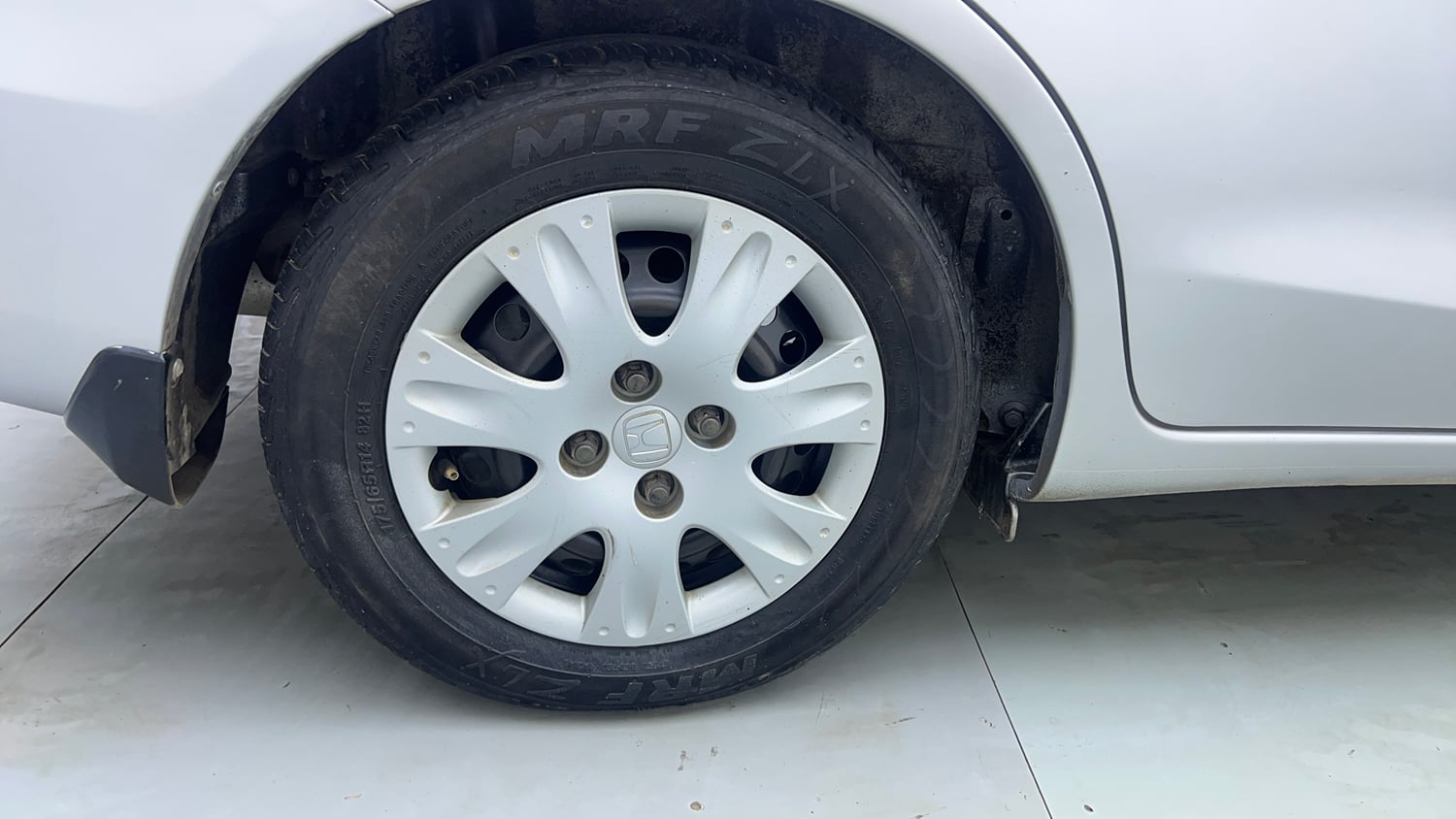 Used 2014 Honda Amaze 1.2 S i-VTEC CNG (Outside Fitted) Cng Manual tyres RIGHT REAR TYRE RIM VIEW