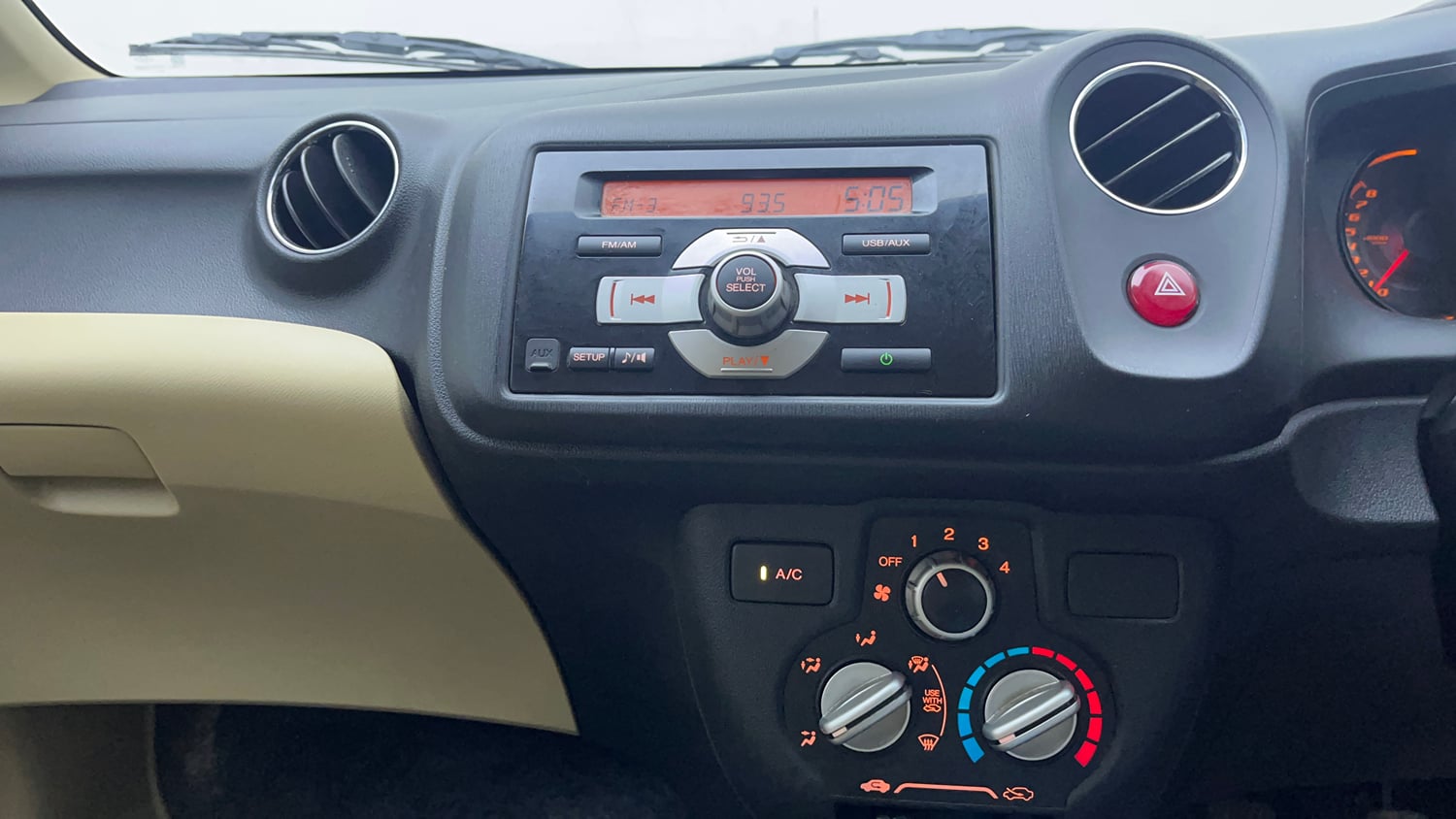 Used 2014 Honda Amaze 1.2 S i-VTEC Petrol Manual interior MUSIC SYSTEM & AC CONTROL VIEW